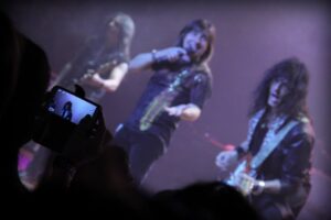 En agosto del 2014, Rata Blanca se presentó en el Teatro Gualeguaychú; se vieron algunos celulares entre el público, pero ni por asomo la cantidad que se pueden ver en cualquier recital de hoy