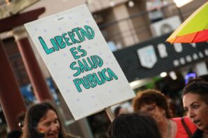 Manifestación en defensa de la salud pública durante la disputa por derechos sociales en Argentina.