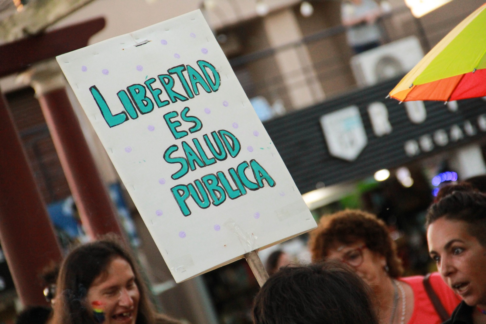Manifestación en defensa de la salud pública durante la disputa por derechos sociales en Argentina.