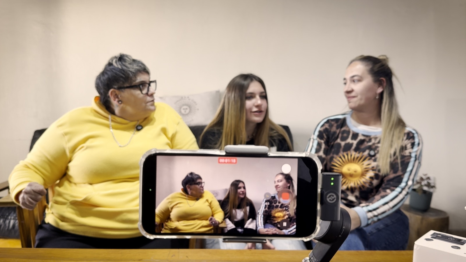 Uma, una adolescente de 13 años, junto a sus dos madres, compartiendo una escena de la vida cotidiana familiar.