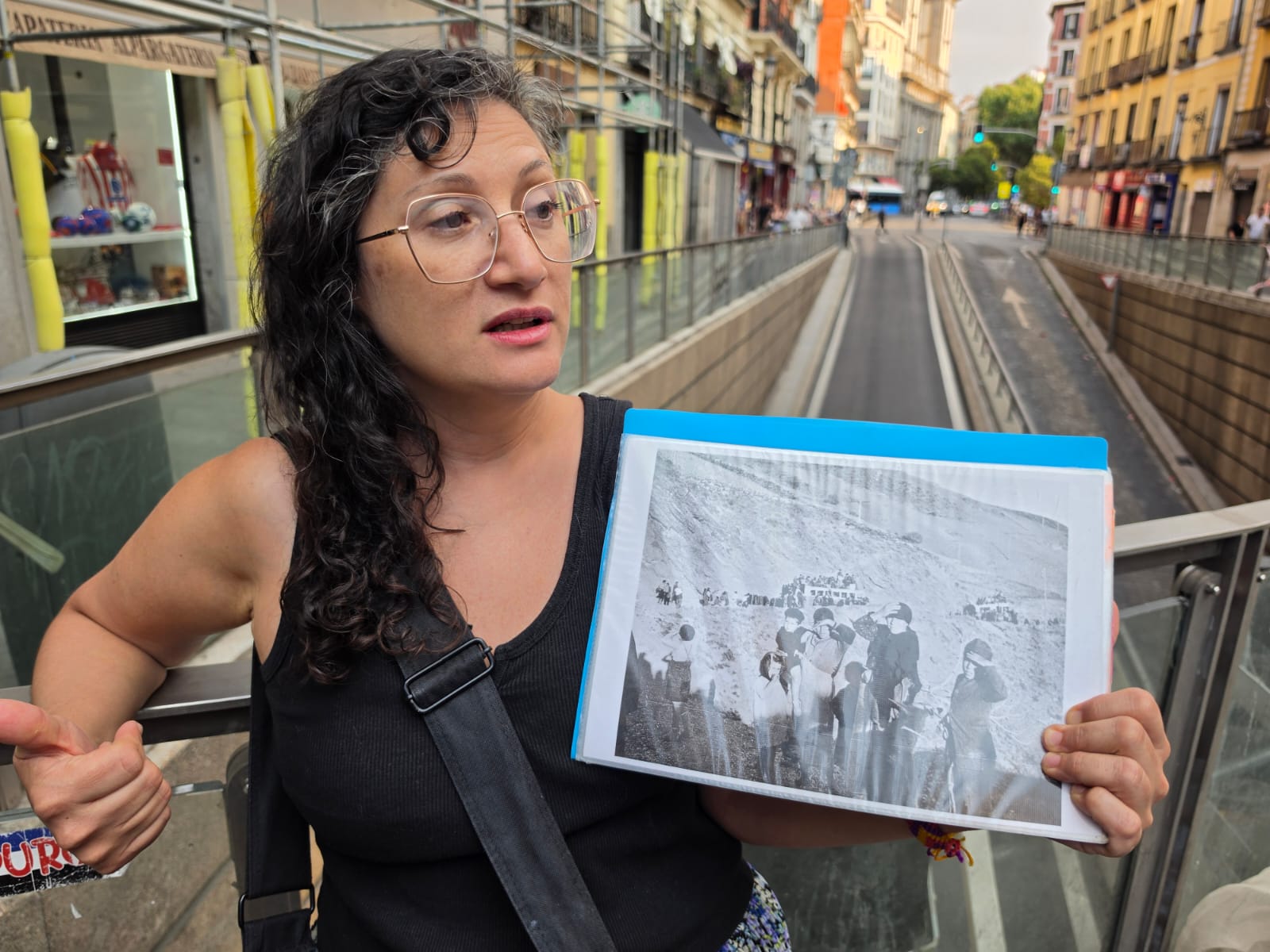 Mónica Puertas durante un recorrido de memoria histórica en Madrid sobre los crímenes del franquismo.