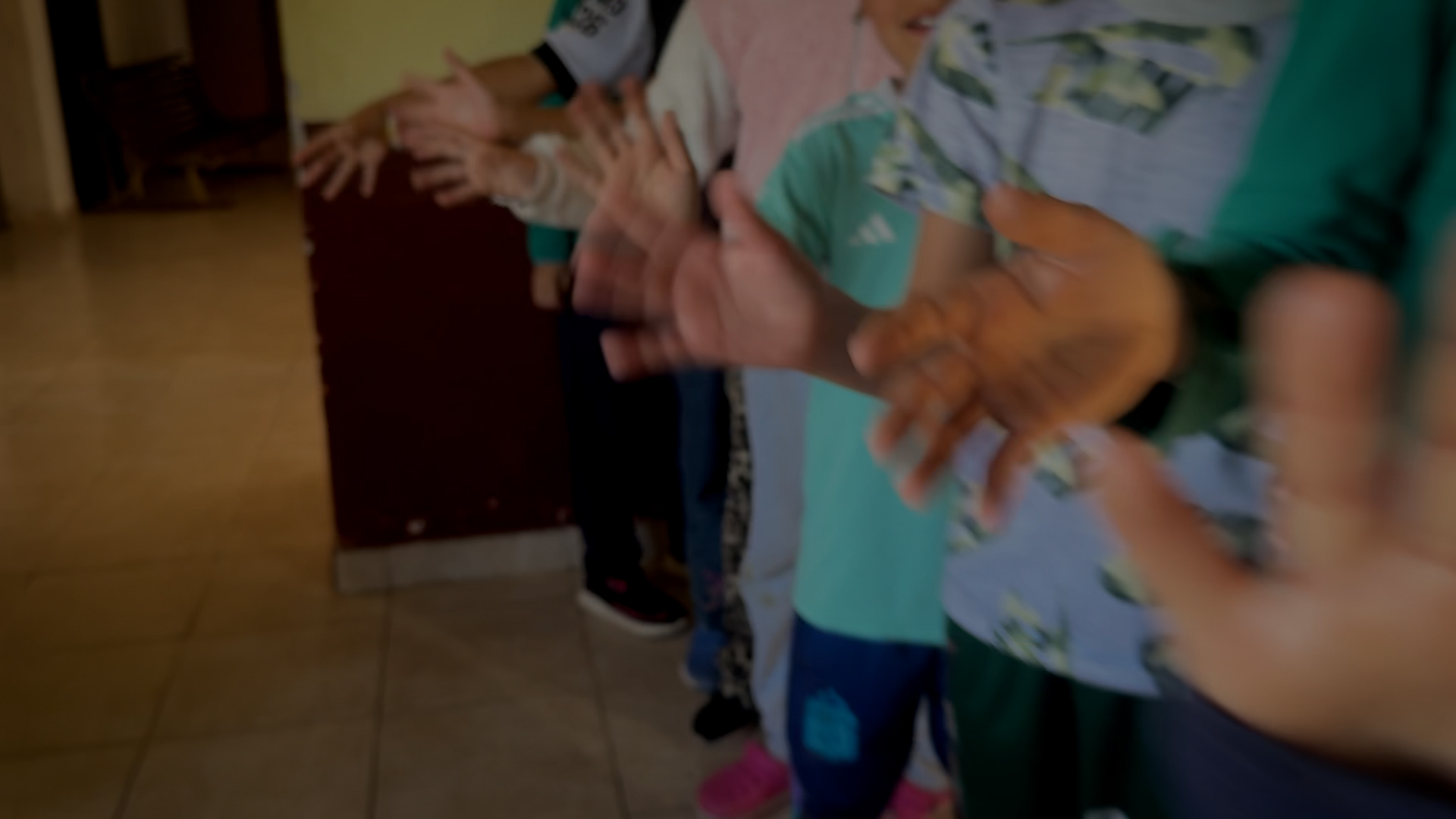 Integrantes de la ONG Pigma y vecinas en un taller comunitario en el barrio Totó Irigoyen.