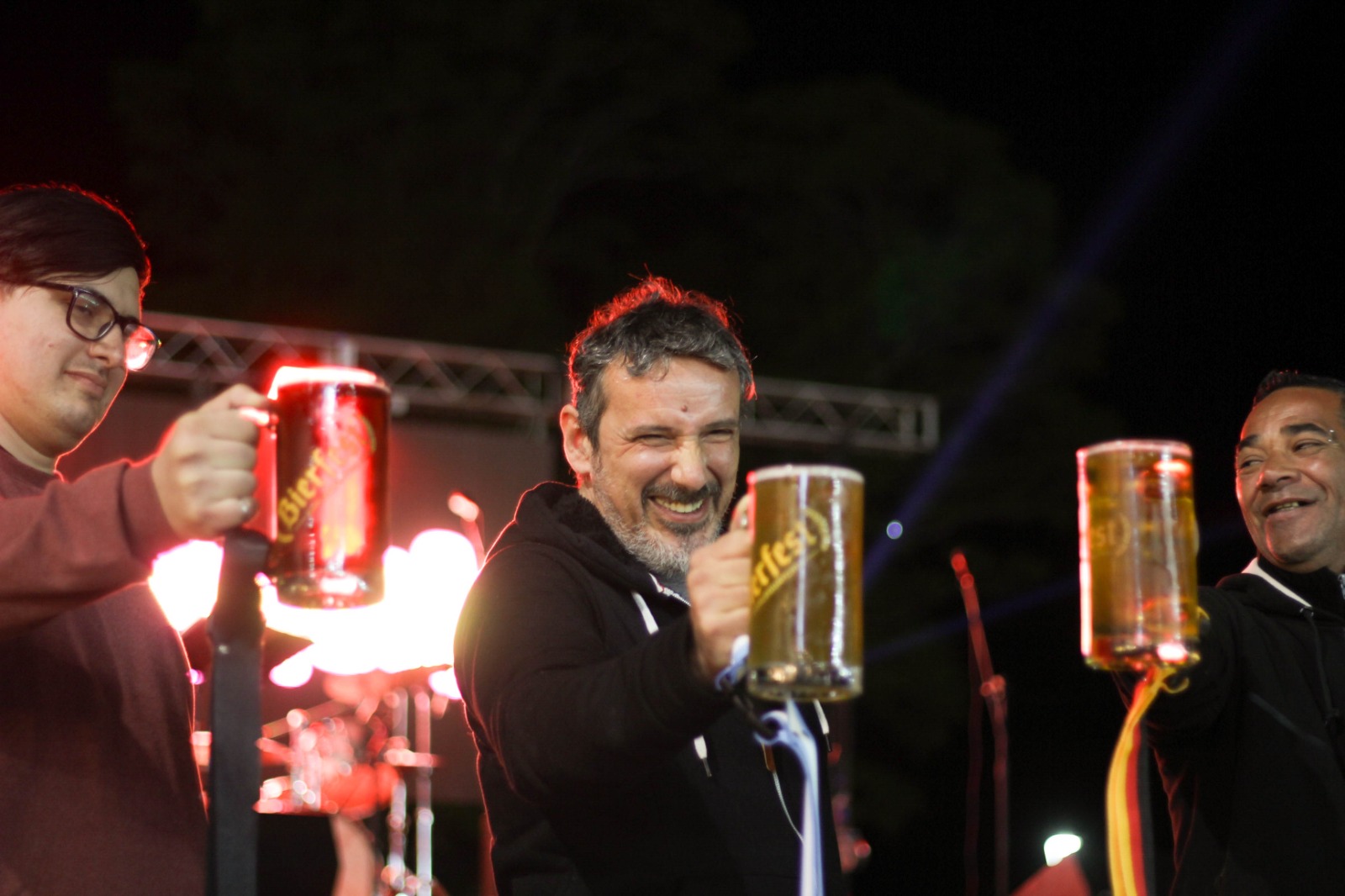 Público disfrutando de la BeerFest Gualeguaychú en el Paseo del Puerto