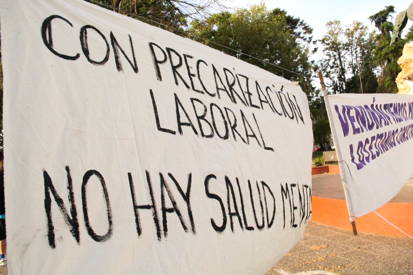 Movilización en la Plaza San Martín de Gualeguaychú con pancartas por la salud mental.